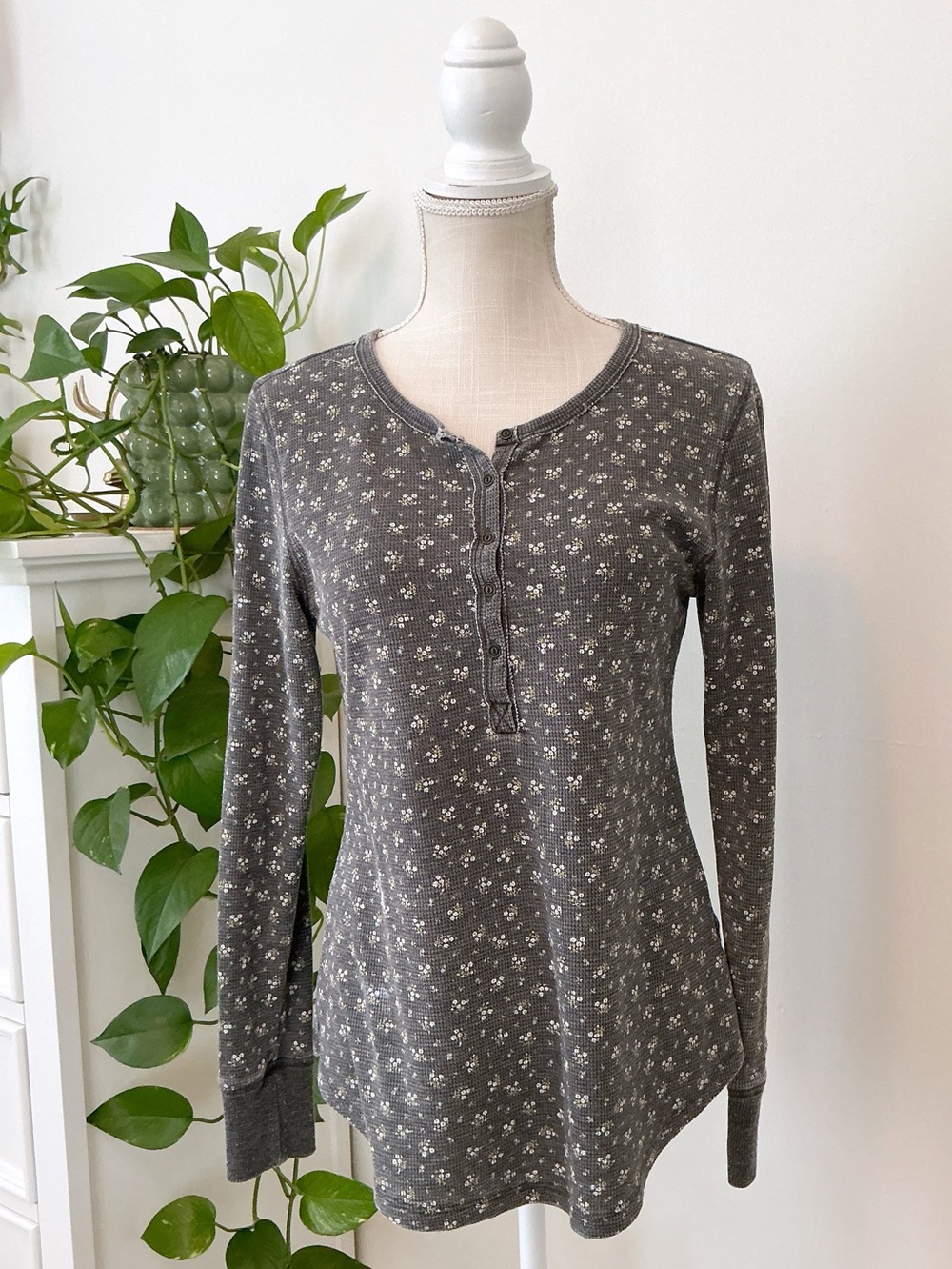 Lucky Brand | Charcoal Gray Floral Print Waffle Knit Henley Long Sleeve size L